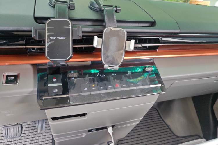 Used Farizon Super VAN 2025 Yucheng Edition, Action-Pak 68kWh Audio And AC Panel