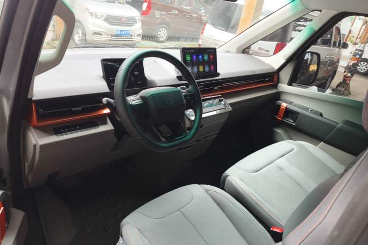 Used Farizon Super VAN 2025 Yucheng Action-Pak, Mid-Axle High-Roof 68kWh ZhiXin, 7-seater Center Console