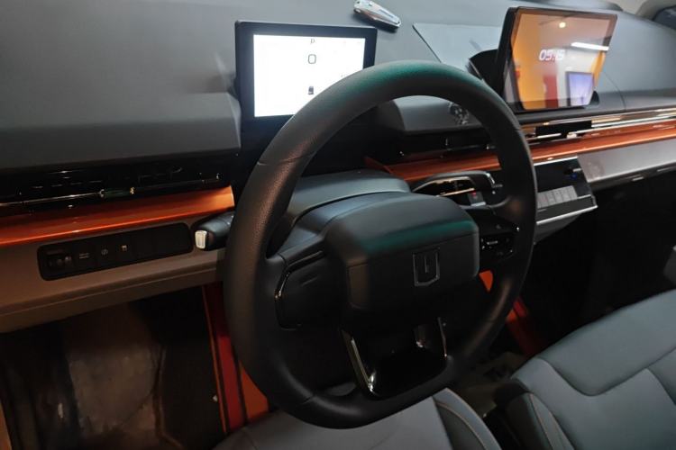 Used Farizon Super VAN 2025 Yucheng Action-Pak, Short-Axle 68kWh ZhiXin, 5-seater Center Console
