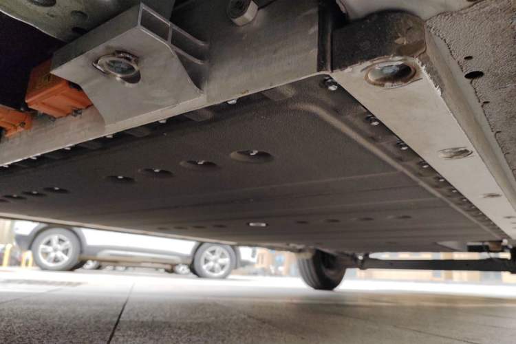 Used Farizon Super VAN 2025 Yucheng Action-Pak, Mid-Axle Mid-Roof 68kWh ZhiXin, 7-seater Chassis Front Left