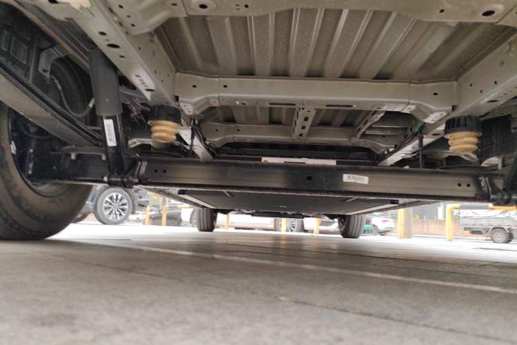 Used Farizon Super VAN 2025 Yucheng Action-Pak, Mid-Axle Mid-Roof 68kWh ZhiXin, 7-seater Chassis Rear
