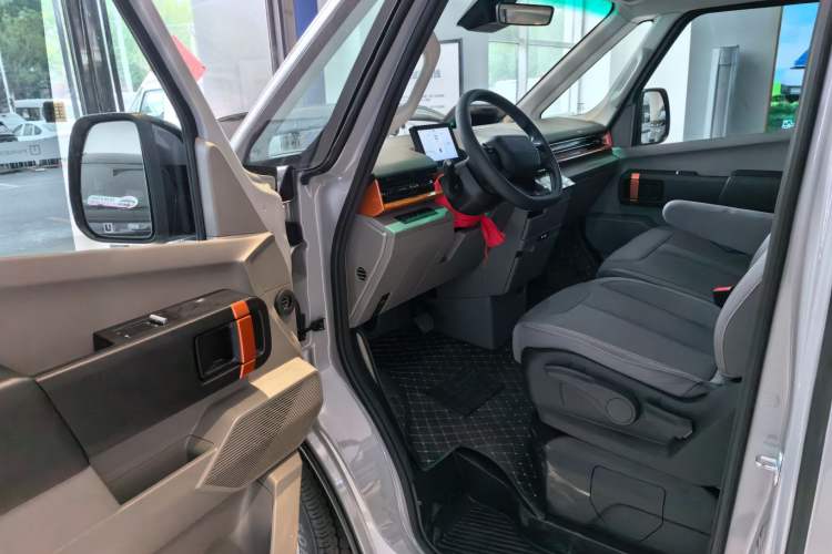Used Farizon Super VAN 2025 Zhifu Edition, Mid-axle Low-roof 68kWh ZhiXin Driver Seat