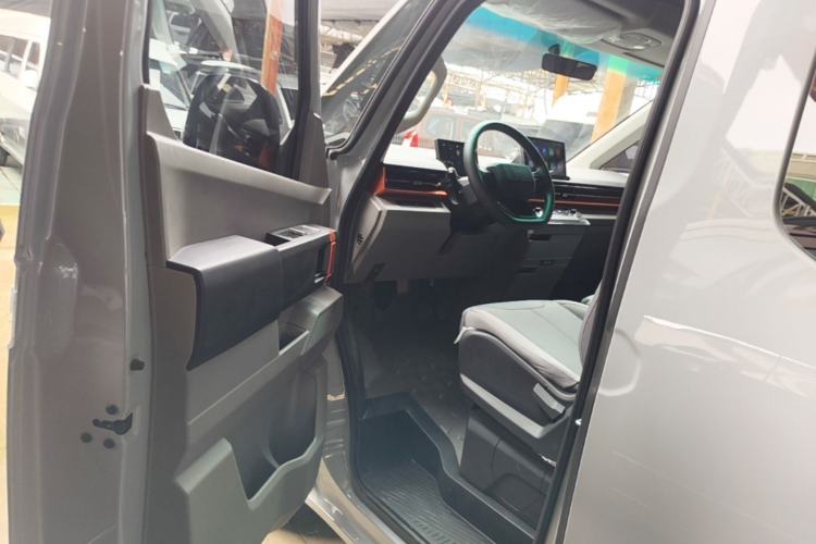 Used Farizon Super VAN 2025 Yucheng Action-Pak, Mid-Axle High-Roof 68kWh ZhiXin, 7-seater Driver Seat