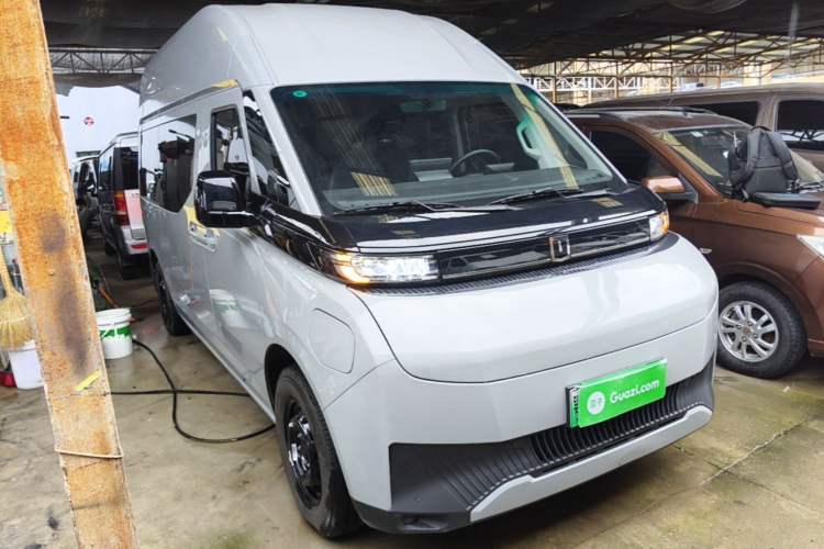 Used Farizon Super VAN 2025 Yucheng Action-Pak, Mid-Axle High-Roof 68kWh ZhiXin, 7-seater Front Right 45 Deg