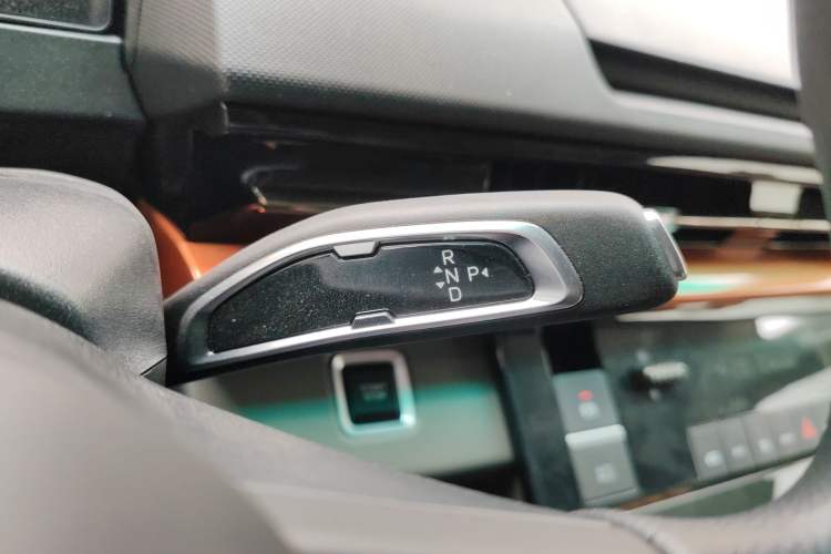 Used Farizon Super VAN 2025 Yucheng Action-Pak, Mid-Axle Mid-Roof 68kWh ZhiXin, 7-seater Gear Lever