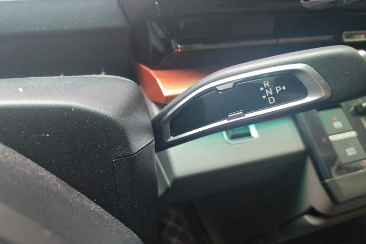 Used Farizon Super VAN 2025 Yucheng Action-Pak, Mid-Axle High-Roof 68kWh ZhiXin, 7-seater Gear Lever