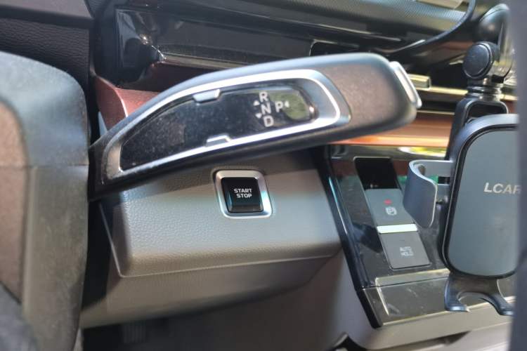 Used Farizon Super VAN 2025 Yucheng Edition, Action-Pak 68kWh Gear Lever