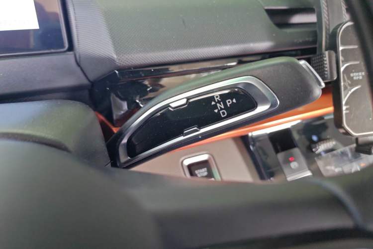 Used Farizon Super VAN 2025 Yucheng Edition, Action-Pak 68kWh Gear Lever