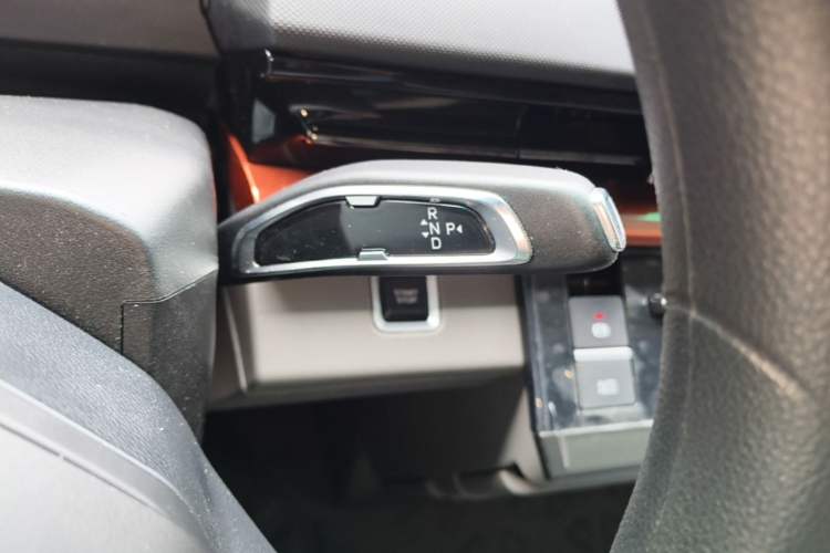 Used Farizon Super VAN 2025 Yucheng Action-Pak, Mid-Axle High-Roof 68kWh ZhiXin, 7-seater Gear Lever