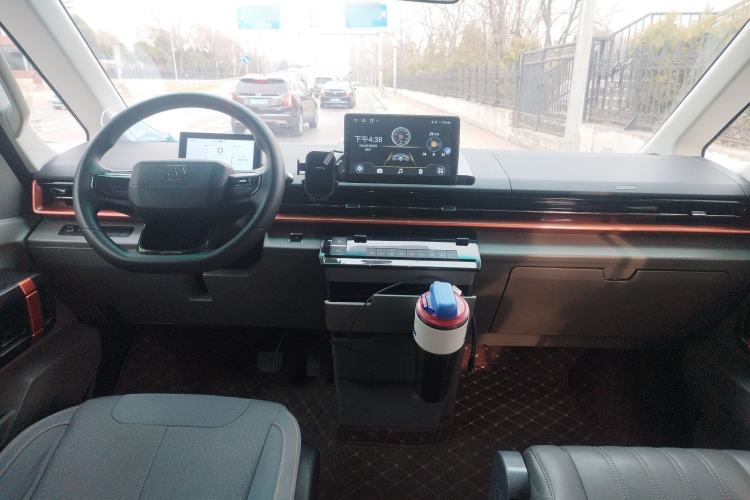 Used Farizon Super VAN 2025 Yucheng Action-Pak, Short-Axle 68kWh ZhiXin, 5-seater Interior 2