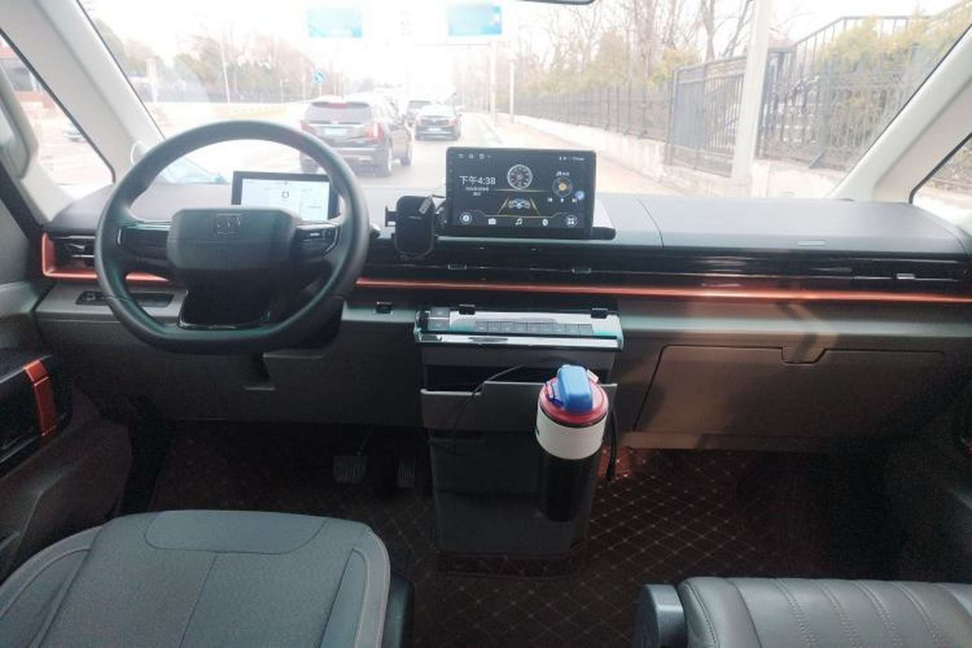 Used Farizon Super VAN 2025 Yucheng Action-Pak, Short-Axle 68kWh ZhiXin, 5-seater Interior 2