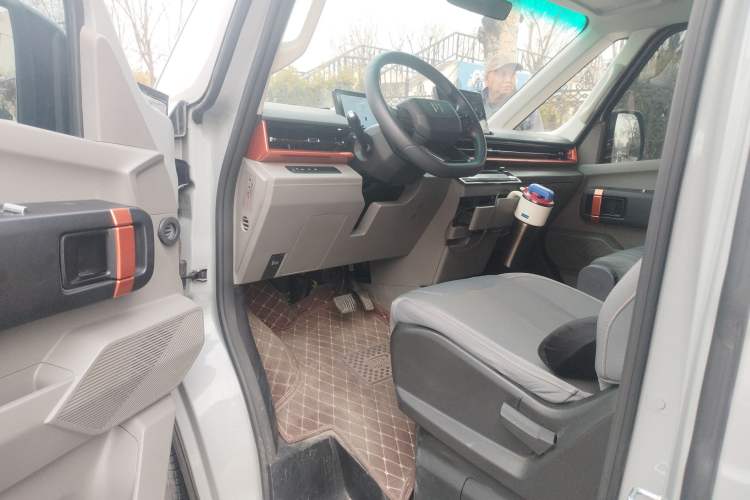 Used Farizon Super VAN 2025 Yucheng Action-Pak, Short-Axle 68kWh ZhiXin, 5-seater Interior 3