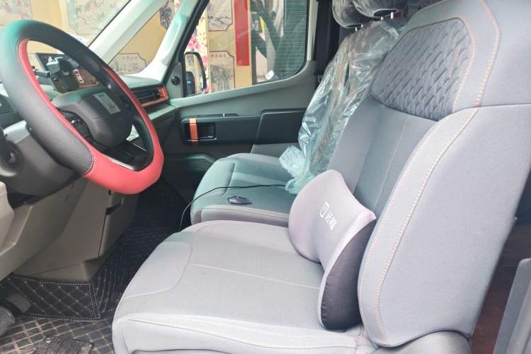 Used Farizon Super VAN 2025 Yucheng Action-Pak, Mid-Axle High-Roof 68kWh ZhiXin, 7-seater Left Front Seat