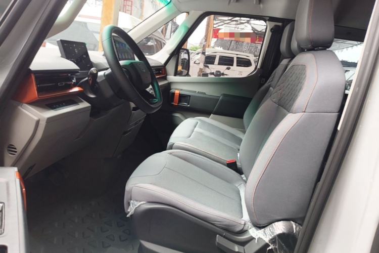 Used Farizon Super VAN 2025 Yucheng Action-Pak, Mid-Axle High-Roof 68kWh ZhiXin, 7-seater Left Front Seat
