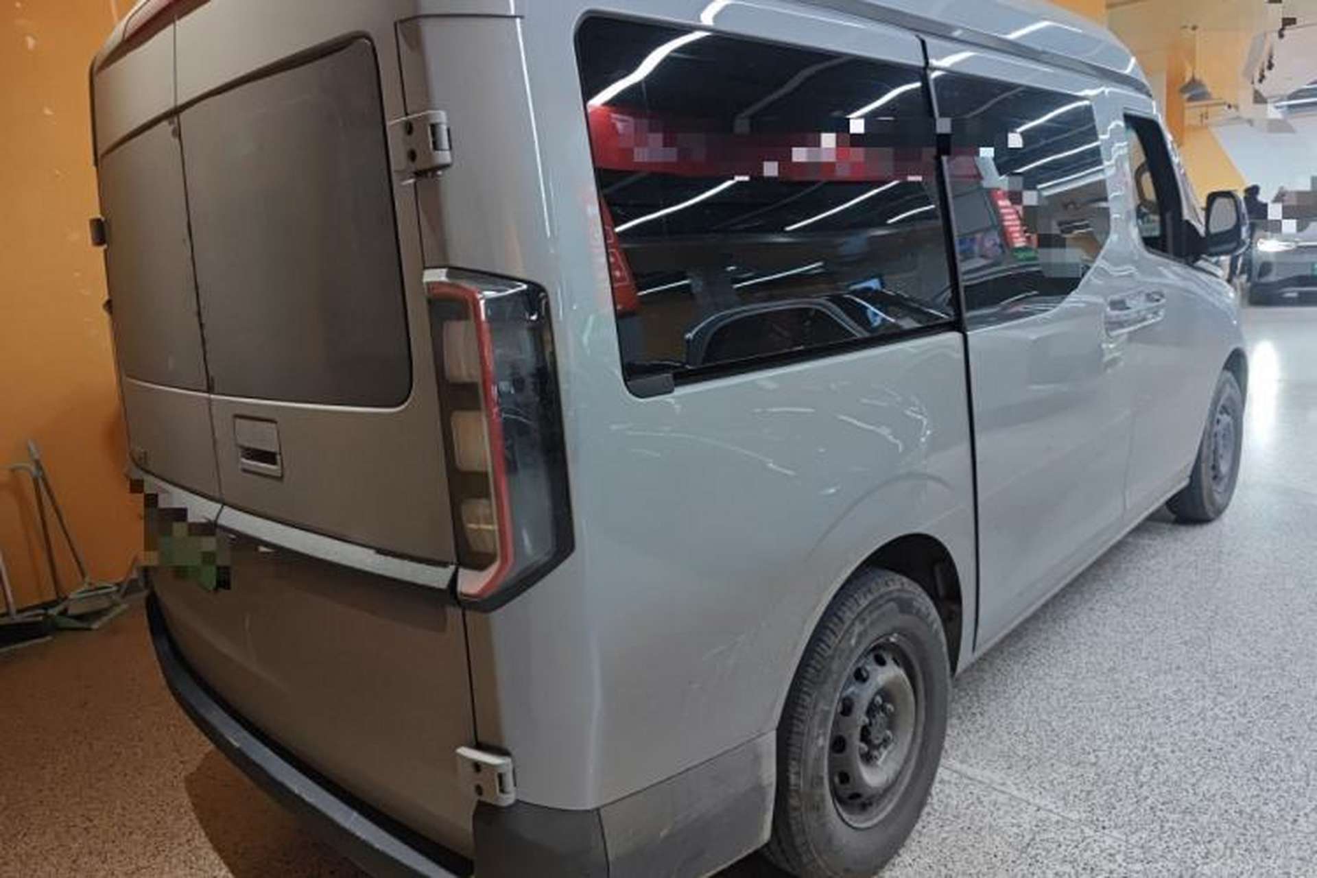 Used Farizon Super VAN 2025 Yucheng Action-Pak, Short-Axle 68kWh ZhiXin, 5-seater Rear Right 45 Deg