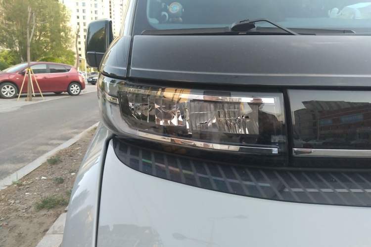 Used Farizon Super VAN 2025 Yucheng Action-Pak, Mid-Axle Mid-Roof 68kWh ZhiXin, 7-seater Right Front Headlight
