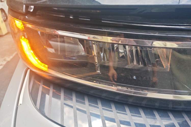 Used Farizon Super VAN 2025 Yucheng Action-Pak, Mid-Axle High-Roof 68kWh ZhiXin, 7-seater Right Front Headlight