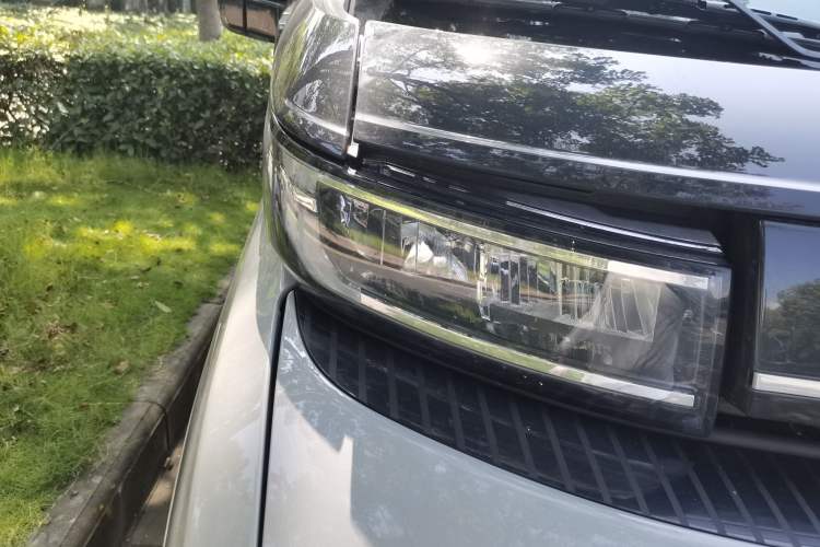 Used Farizon Super VAN 2025 Yucheng Edition, Action-Pak 68kWh Right Front Headlight