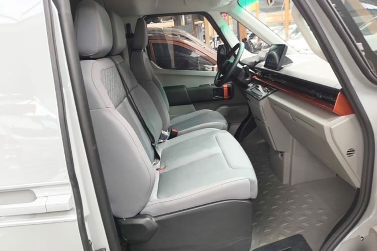 Used Farizon Super VAN 2025 Yucheng Action-Pak, Mid-Axle High-Roof 68kWh ZhiXin, 7-seater Right Front Seat