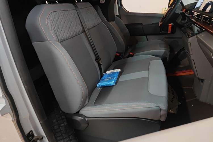 Used Farizon Super VAN 2025 Yucheng Action-Pak, Short-Axle 68kWh ZhiXin, 5-seater Right Front Seat