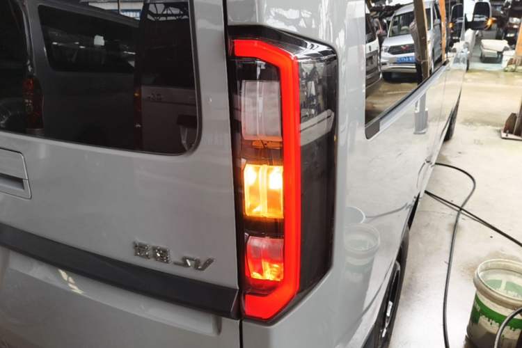 Used Farizon Super VAN 2025 Yucheng Action-Pak, Mid-Axle High-Roof 68kWh ZhiXin, 7-seater Right Rear Taillight
