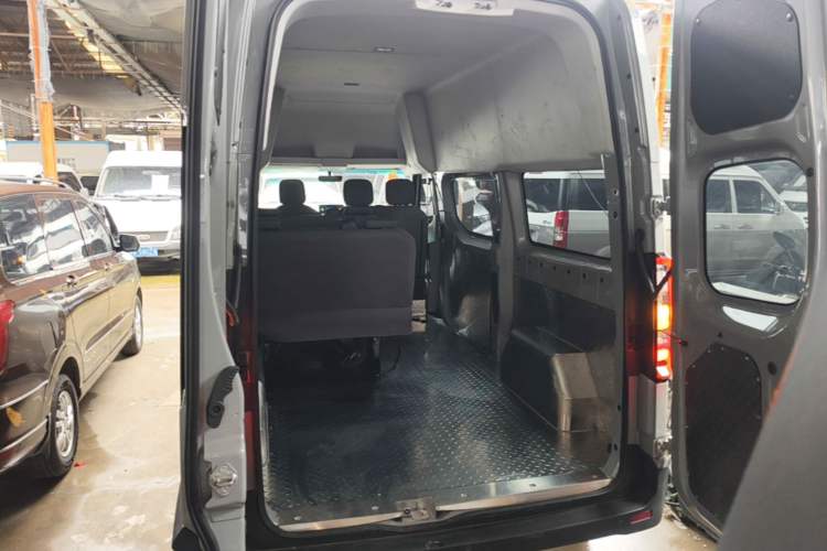 Used Farizon Super VAN 2025 Yucheng Action-Pak, Mid-Axle High-Roof 68kWh ZhiXin, 7-seater Trunk