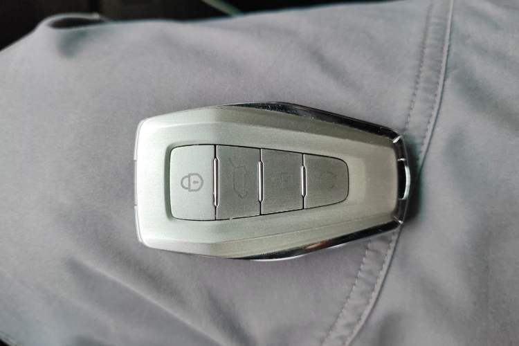 Used Farizon Super VAN 2025 Yucheng Action-Pak, Mid-Axle Mid-Roof 68kWh ZhiXin, 7-seater Vehicle Key
