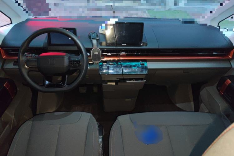 Used Farizon Super VAN 2025 Yucheng Action-Pak, Short-Axle 68kWh ZhiXin, 5-seater Center Console