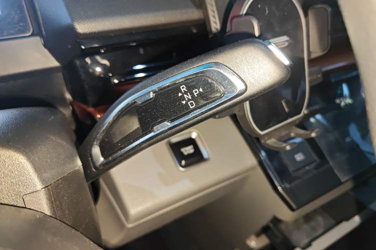 Used Farizon Super VAN 2025 Yucheng Action-Pak, Short-Axle 68kWh ZhiXin, 5-seater Gear Lever