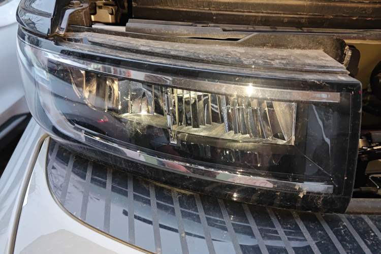 Used Farizon Super VAN 2025 Yucheng Action-Pak, Short-Axle 68kWh ZhiXin, 5-seater Right Front Headlight