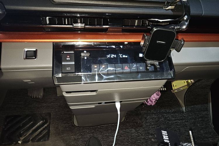 Used Farizon Super VAN 2025 Yucheng Edition, Action-Pak 68kWh Audio And AC Panel
