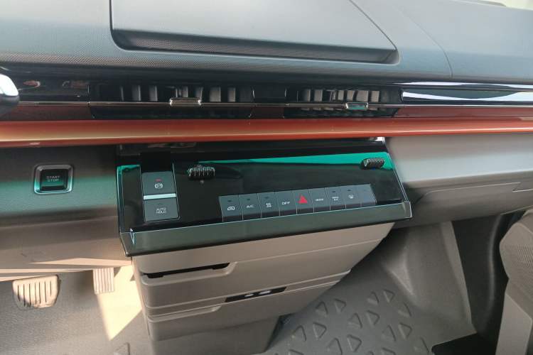 Used Farizon Super VAN 2025 Yucheng Action-Pak, Short-Axle 68kWh ZhiXin, 5-seater Audio And AC Panel