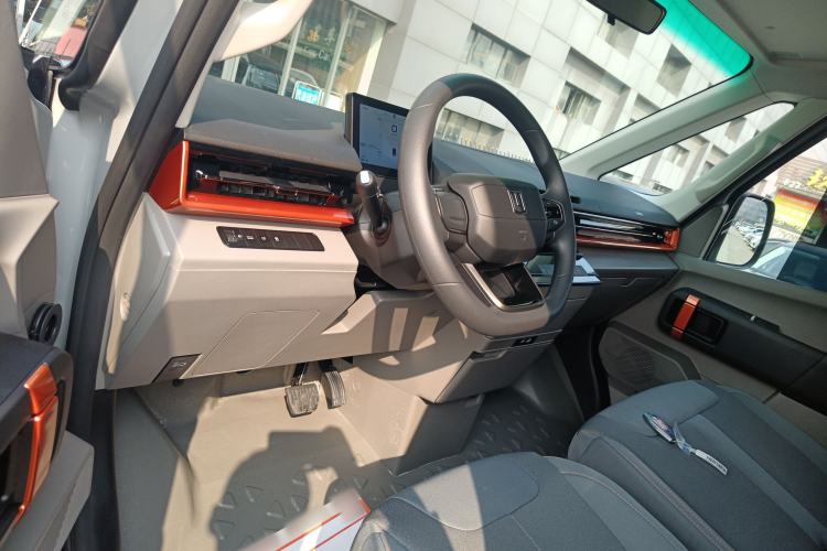 Used Farizon Super VAN 2025 Yucheng Action-Pak, Short-Axle 68kWh ZhiXin, 5-seater Center Console