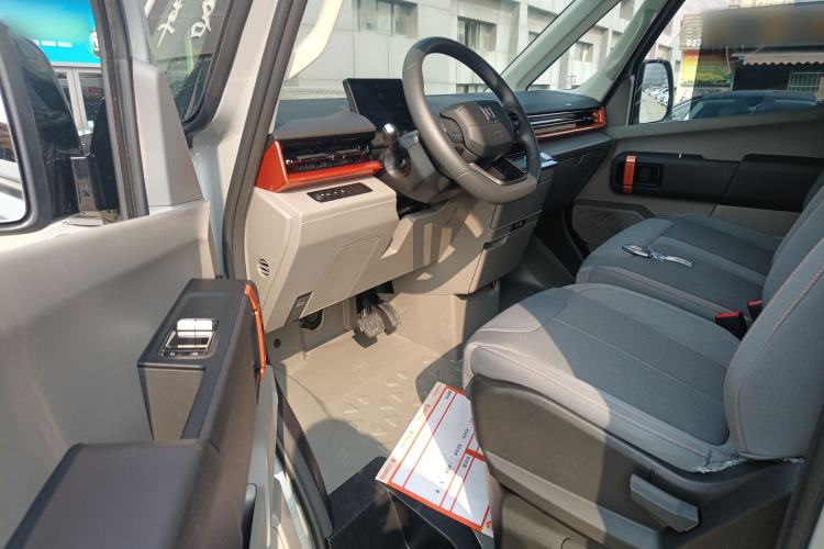 Used Farizon Super VAN 2025 Yucheng Action-Pak, Short-Axle 68kWh ZhiXin, 5-seater Driver Seat