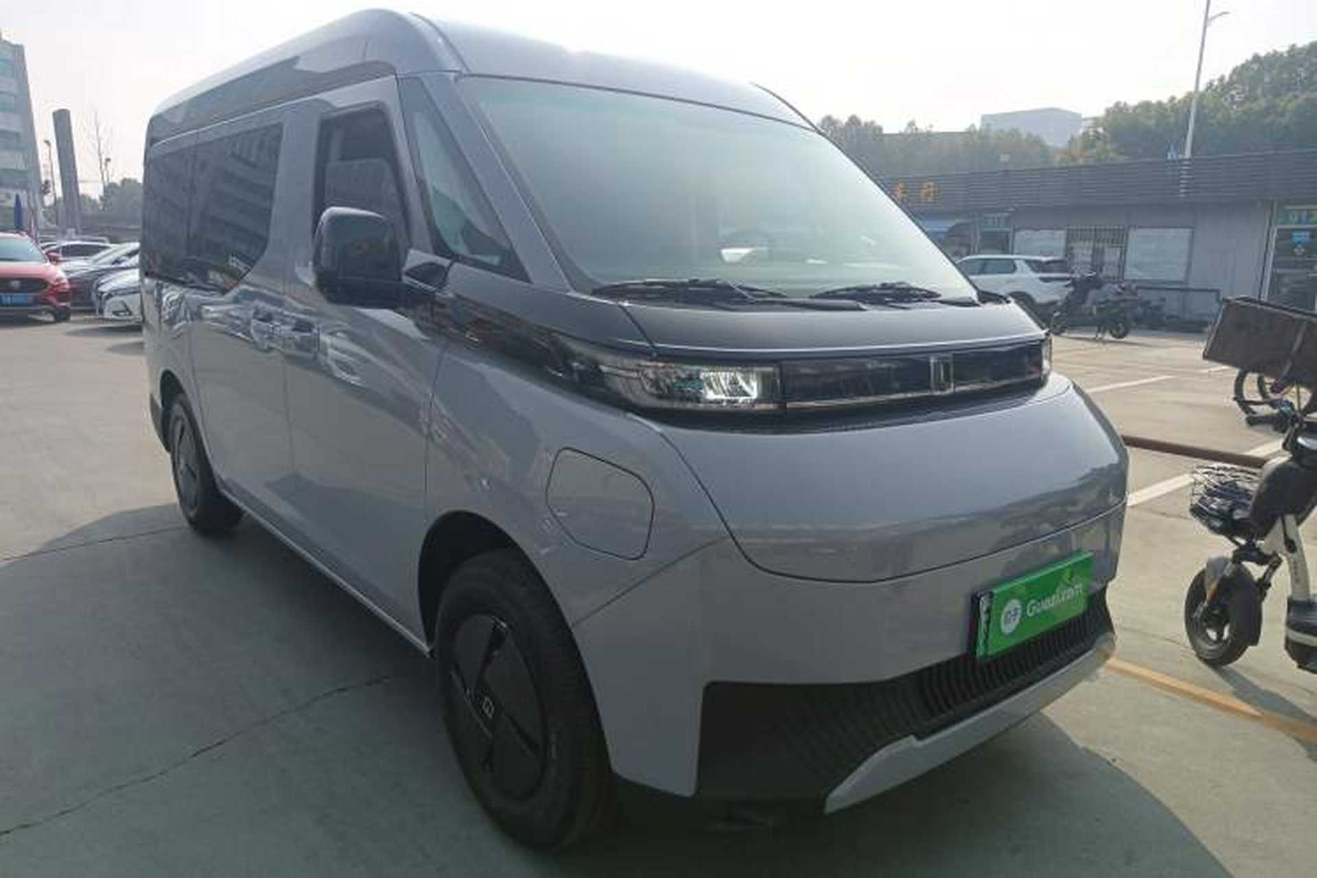 Used Farizon Super VAN 2025 Yucheng Action-Pak, Short-Axle 68kWh ZhiXin, 5-seater Front Right 45 Deg