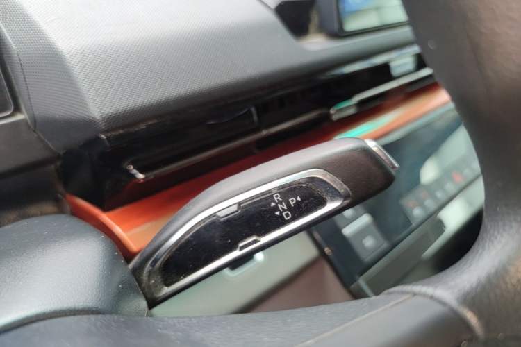 Used Farizon Super VAN 2025 Yucheng Edition, Action-Pak 68kWh Gear Lever