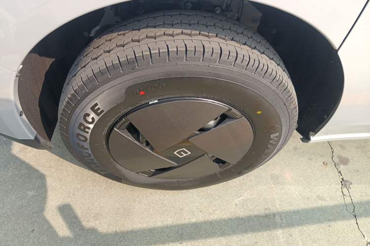 Used Farizon Super VAN 2025 Yucheng Action-Pak, Short-Axle 68kWh ZhiXin, 5-seater Left Front Wheel Hub
