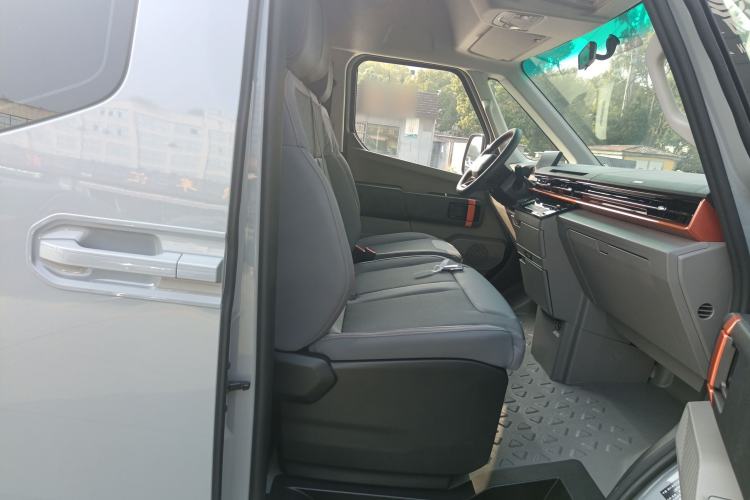 Used Farizon Super VAN 2025 Yucheng Action-Pak, Short-Axle 68kWh ZhiXin, 5-seater Right Front Seat