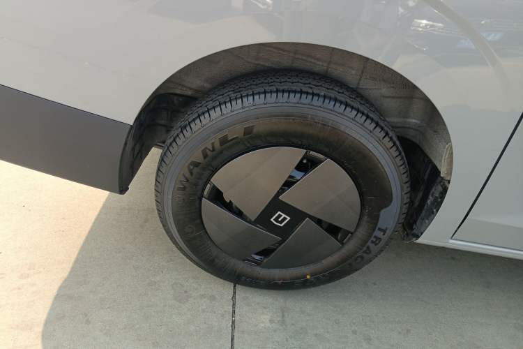 Used Farizon Super VAN 2025 Yucheng Action-Pak, Short-Axle 68kWh ZhiXin, 5-seater Right Rear Wheel Hub