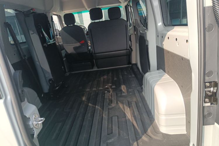 Used Farizon Super VAN 2025 Yucheng Action-Pak, Short-Axle 68kWh ZhiXin, 5-seater Trunk