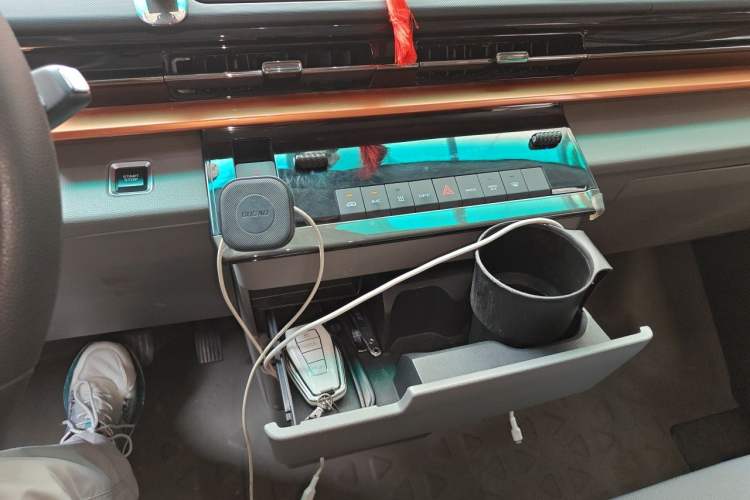 Used Farizon Super VAN 2025 Zhifu Edition, Action-Pak 51kWh Audio And AC Panel