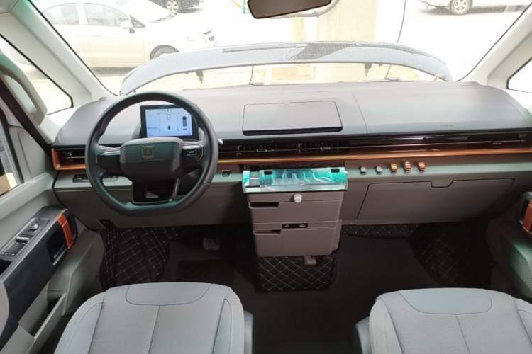 Used Farizon Super VAN 2025 Model, Zhifu Edition, Mid-axle High-roof, 83 kWh Center Console