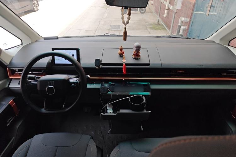 Used Farizon Super VAN 2025 Zhifu Edition, Action-Pak 51kWh Center Console