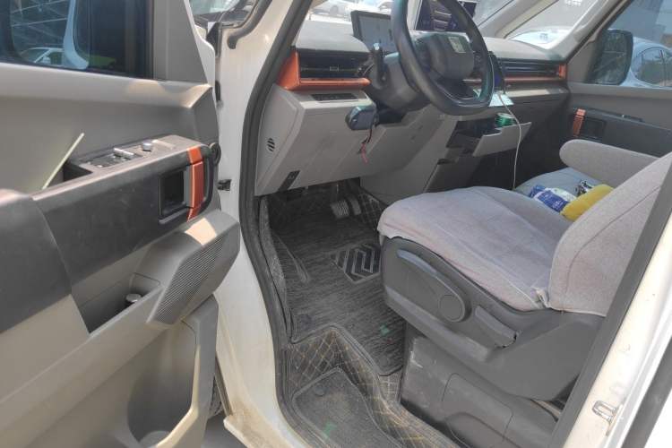 Used Farizon Super VAN 2025 Yucheng Action-Pak, Mid-Axle High-Roof 68kWh ZhiXin, 7-seater Driver Seat