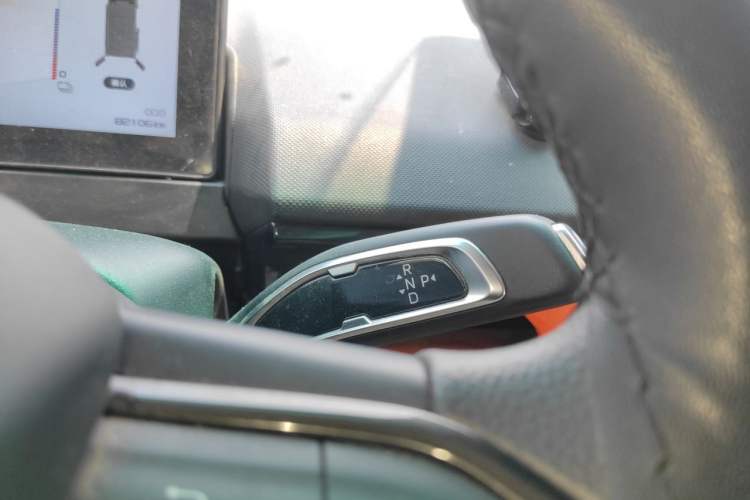 Used Farizon Super VAN 2025 Yucheng Action-Pak, Mid-Axle High-Roof 68kWh ZhiXin, 7-seater Gear Lever