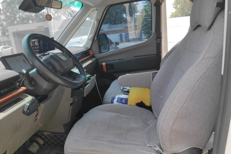 Used Farizon Super VAN 2025 Yucheng Action-Pak, Mid-Axle High-Roof 68kWh ZhiXin, 7-seater Left Front Seat