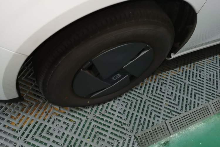Used Farizon Super VAN 2025 Model, Zhifu Edition, Mid-axle Medium-roof, 68 kWh, CATL Left Front Wheel Hub
