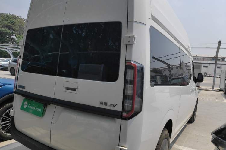 Used Farizon Super VAN 2025 Yucheng Action-Pak, Mid-Axle High-Roof 68kWh ZhiXin, 7-seater Rear Right 45 Deg