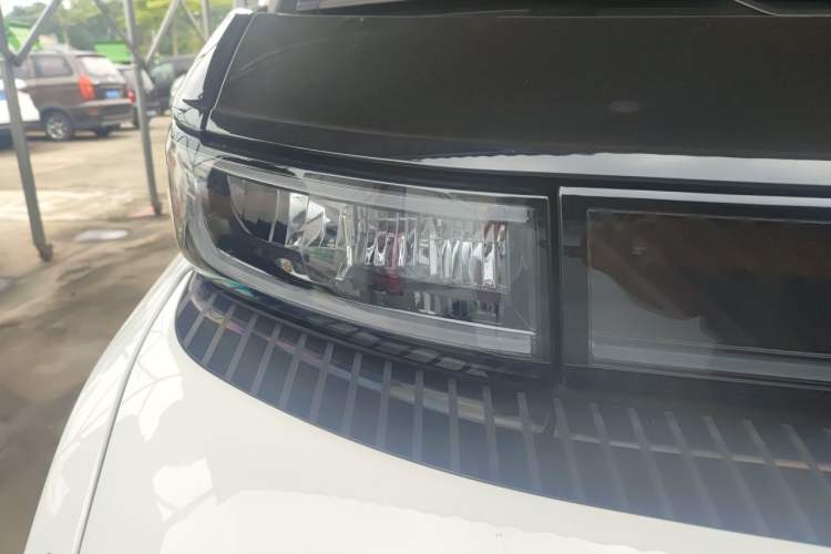 Used Farizon Super VAN 2025 Model, Zhifu Edition, Mid-axle Medium-roof, 83 kWh Right Front Headlight