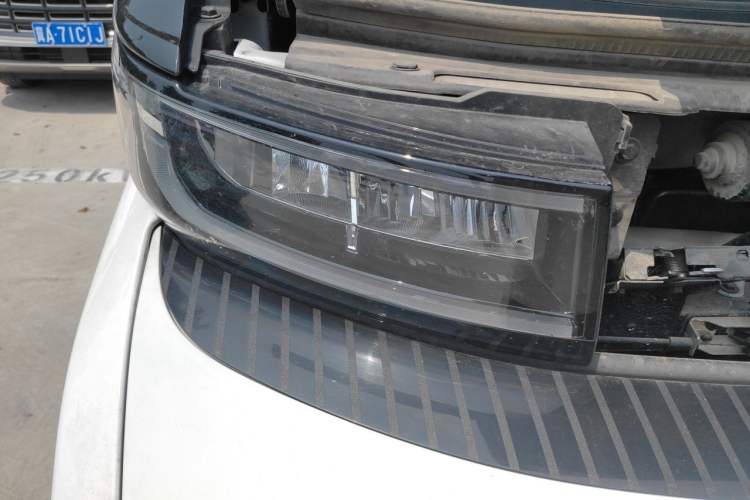 Used Farizon Super VAN 2025 Yucheng Action-Pak, Mid-Axle High-Roof 68kWh ZhiXin, 7-seater Right Front Headlight